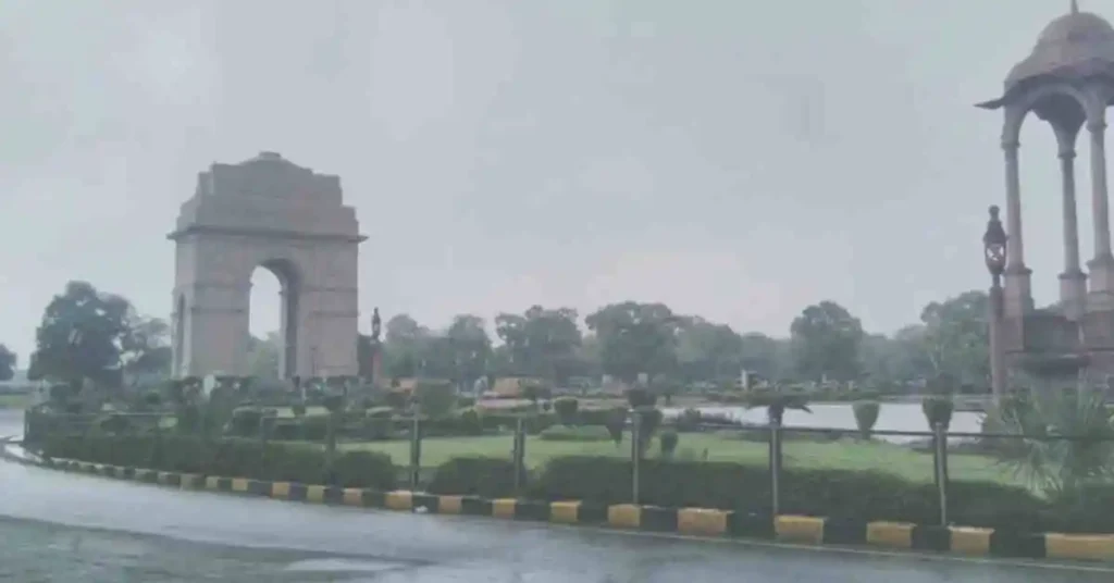 दिल्ली में बारिश: बारिश से चिलचिलाती गर्मी से राहत मिली