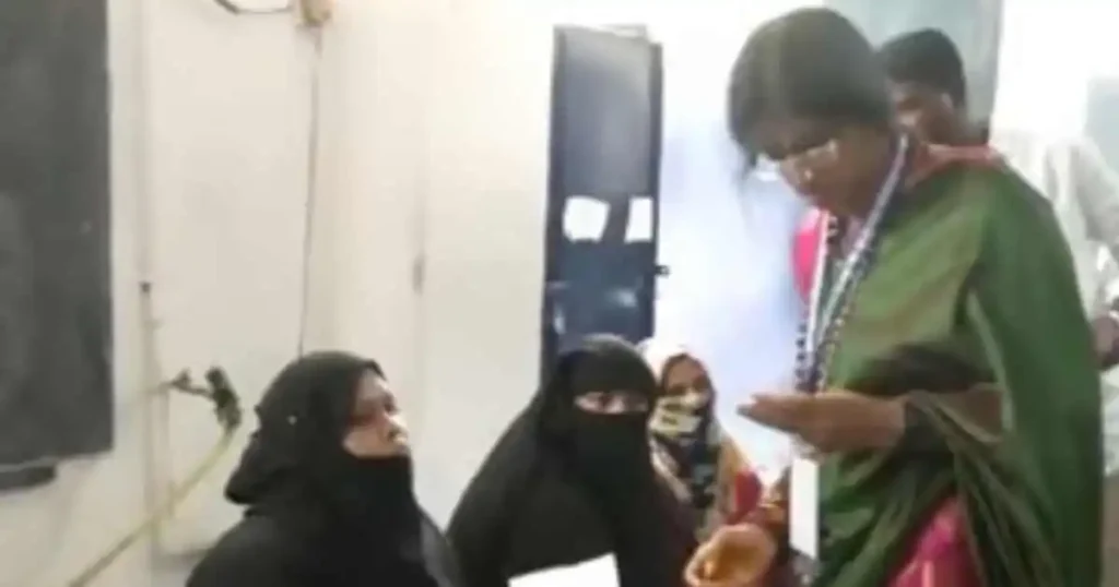 बीजेपी उम्मीदवार द्वारा मुस्लिम महिलाओं की वोटर आईडी